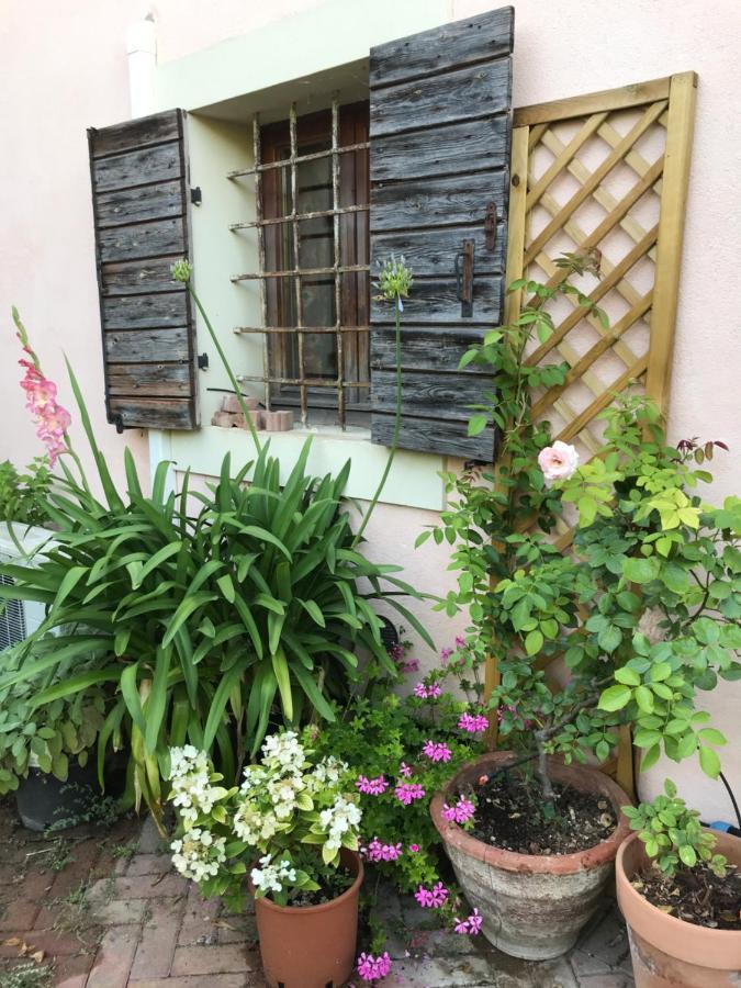 Una Casa Di Campagna Dossobuono Exteriör bild