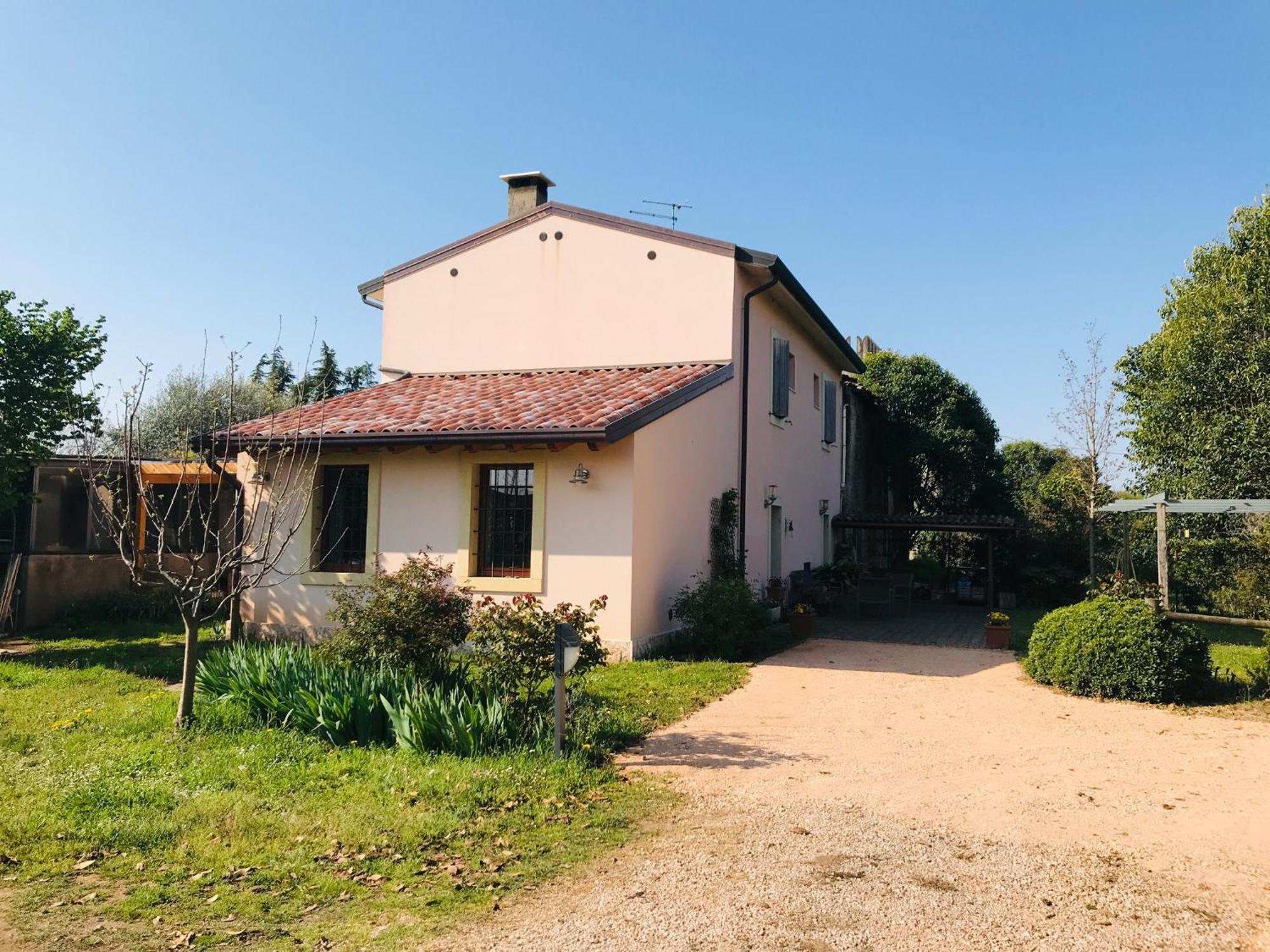 Una Casa Di Campagna Dossobuono Exteriör bild